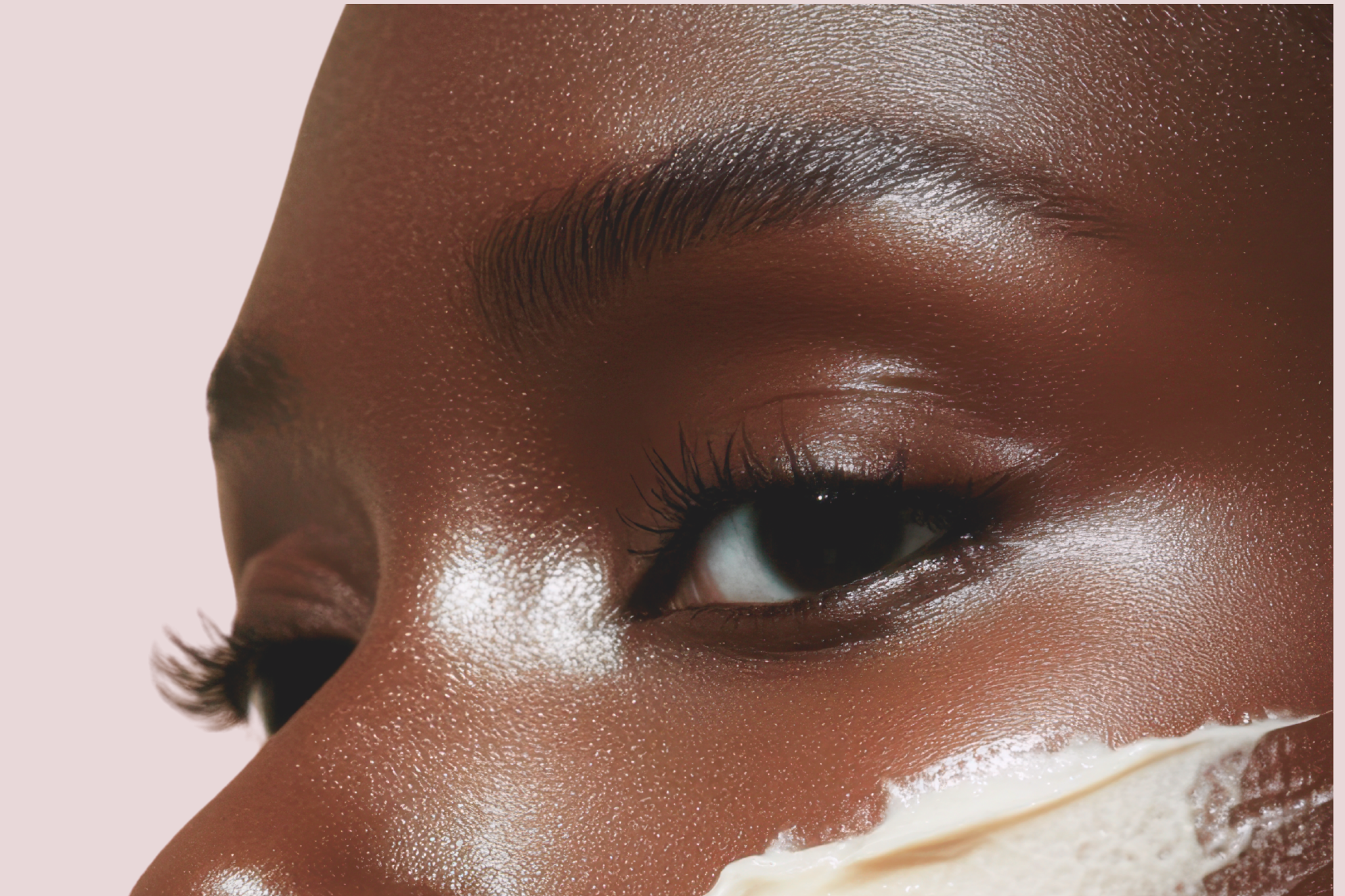 Visage d'une femme noire avec le baume Chantilly Enchantée sur la joue.