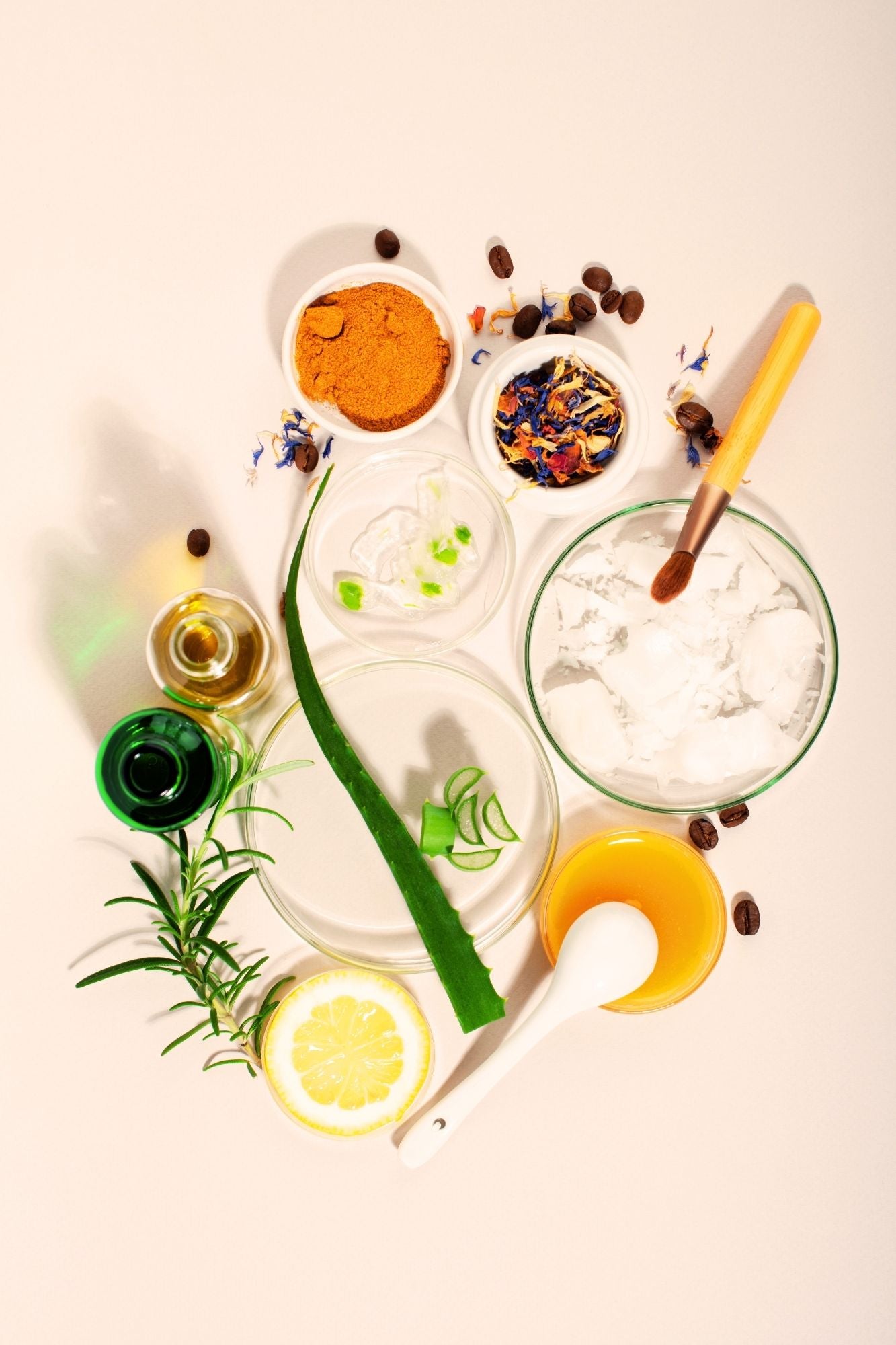 Une formation en autodidacte dédiée aux soins des peaux mates et foncées : exploration d’ouvrages spécialisés, recherches scientifiques et échanges avec des pharmaciens pour développer une expertise unique mise à profit par Mawu Paris.