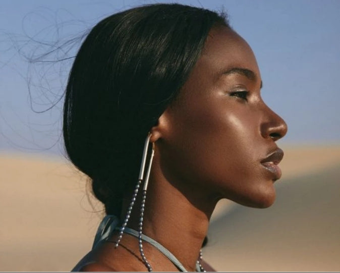 Qui est Mawu ? Symbole du féminin sacré et de la diversité : célébration de soi, déesse intérieure, autosoins, botanique sacrée. Cosmétique naturelle, vegan, soins personnalisés pour peaux noires, mates, foncées, claires, sèches, déshydratées et sensibles. Confiance, respect, empowerment et singularité.