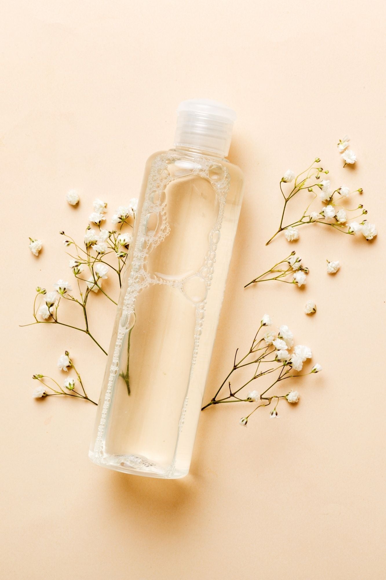 Rééquilibrer avec un hydrolat sans alcool Mawu Paris. Neutralise le calcaire, rééquilibre le microbiote cutané et hydrate la peau grâce à la glycérine et aux prébiotiques