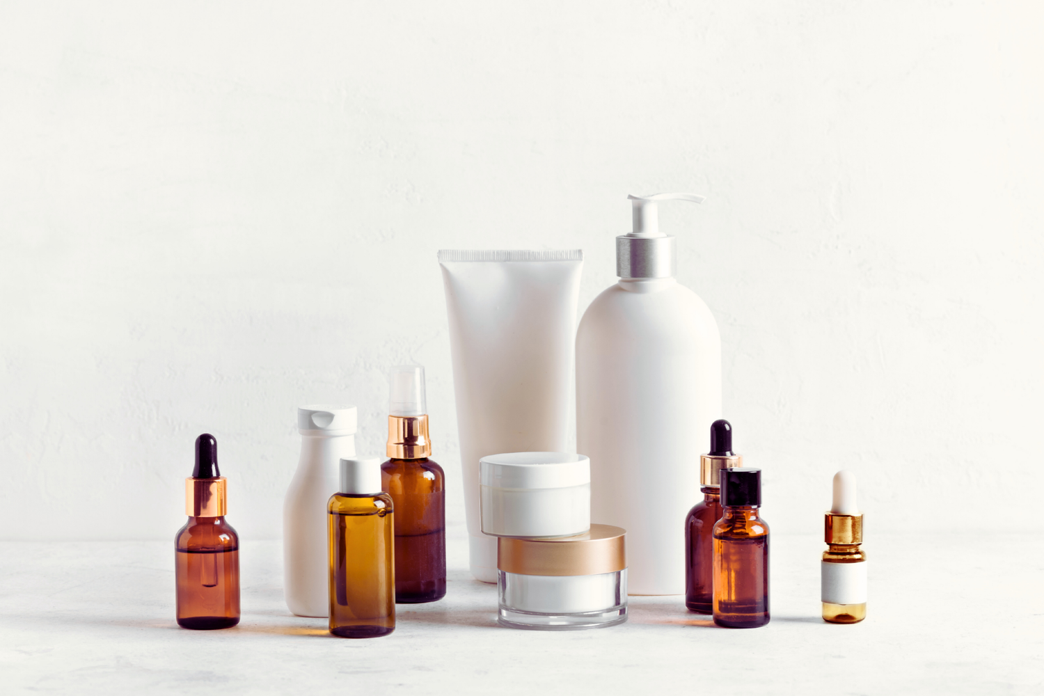 Évitez les soins agressifs et les produits comédogènes pour protéger votre peau.