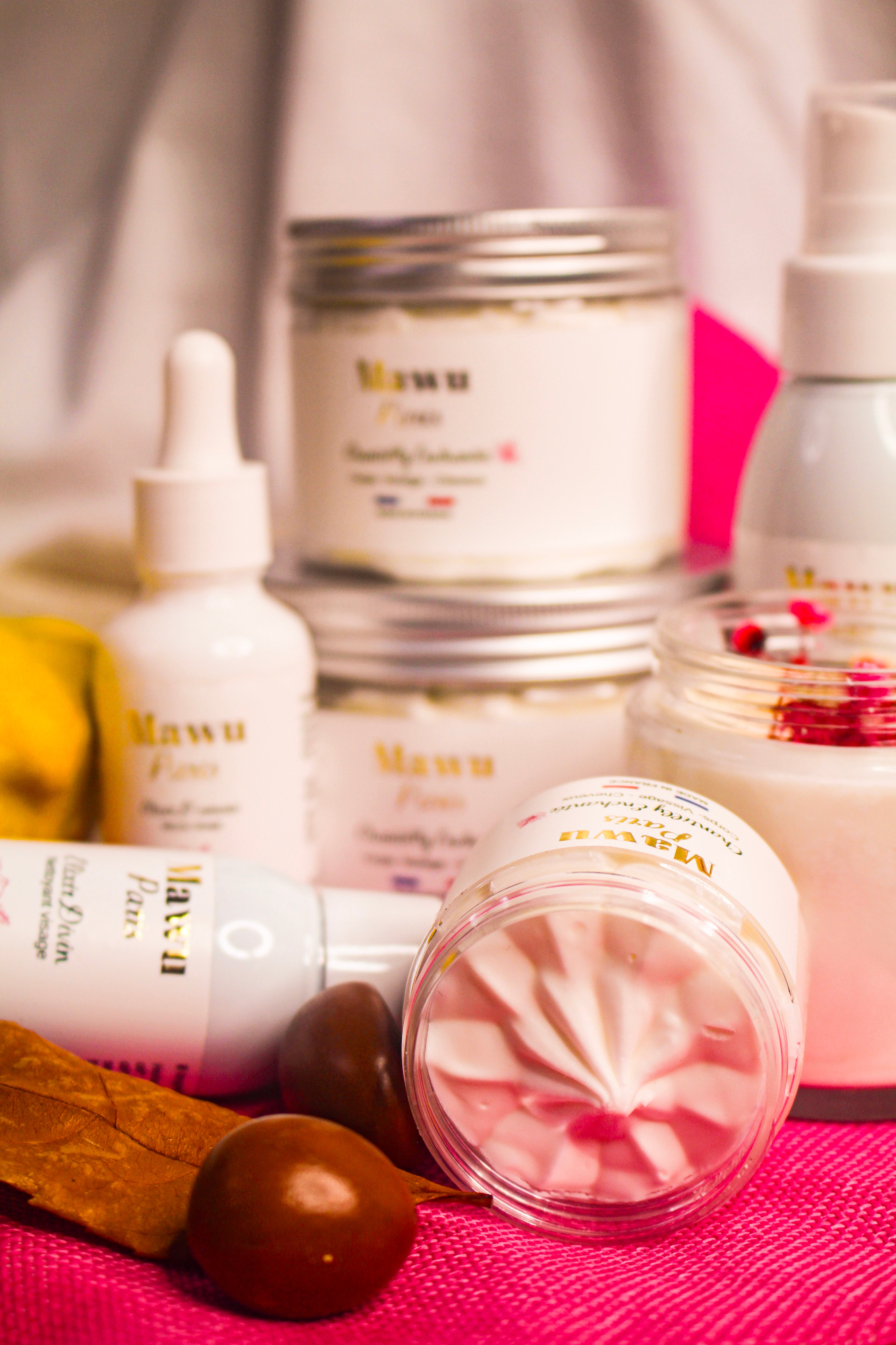 Tous les produits Mawu Paris : soins cosmétiques naturels pour peaux sensibles, sèches et déshydratées. Inspirés de la cosmétique africaine, adaptés aux peaux noires, foncées, mates et claires, même pour femmes enceintes et allaitantes. Une alchimie entre efficacité et plaisir sensoriel.