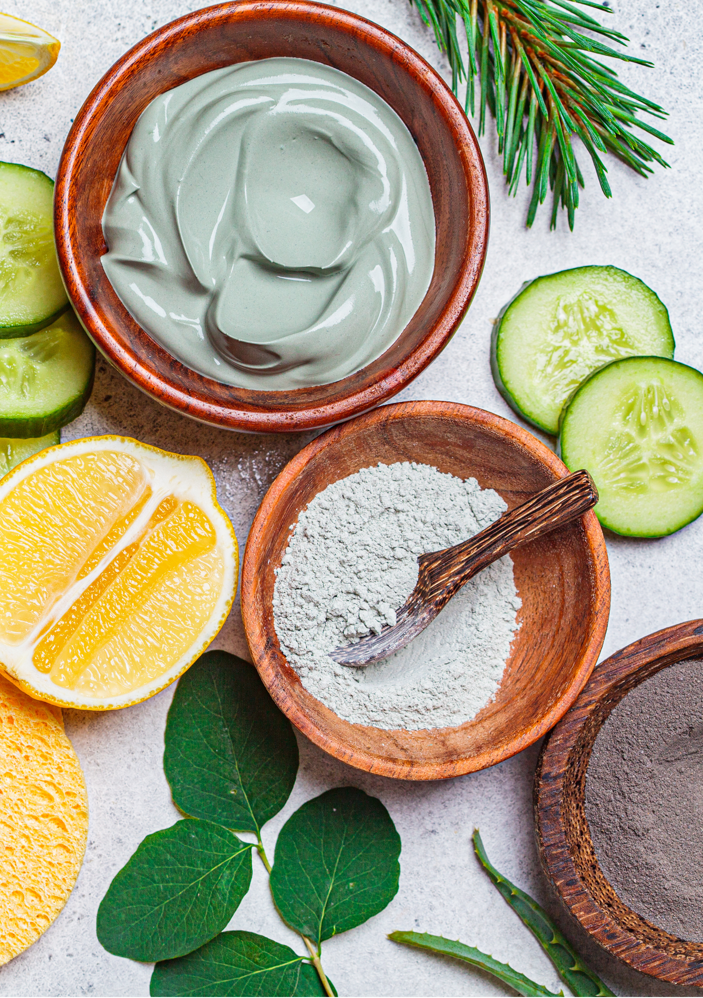 Traiter avec un masque ou gommage pour éliminer imperfections, boutons, points noirs et tâches. Favorise la régénération cellulaire et unifie le teint. Mawu Paris.