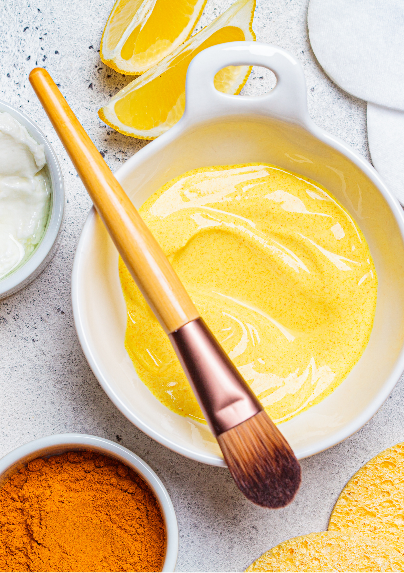 Traiter avec un masque purifiant doux au curcuma. Assèche les imperfections, élimine les tâches d’hyperpigmentation et illumine le teint. À appliquer 1 à 2 fois par jour. Mawu Paris.