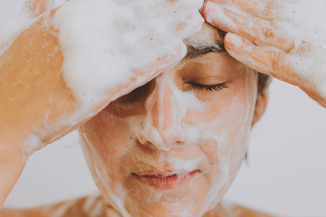 Double nettoyage : est-ce adapté à la peau noire et mate ?