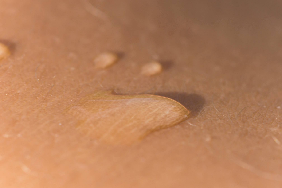 Poils incarnés sur le visage d’une femme noire : comment s’en débarrasser ?