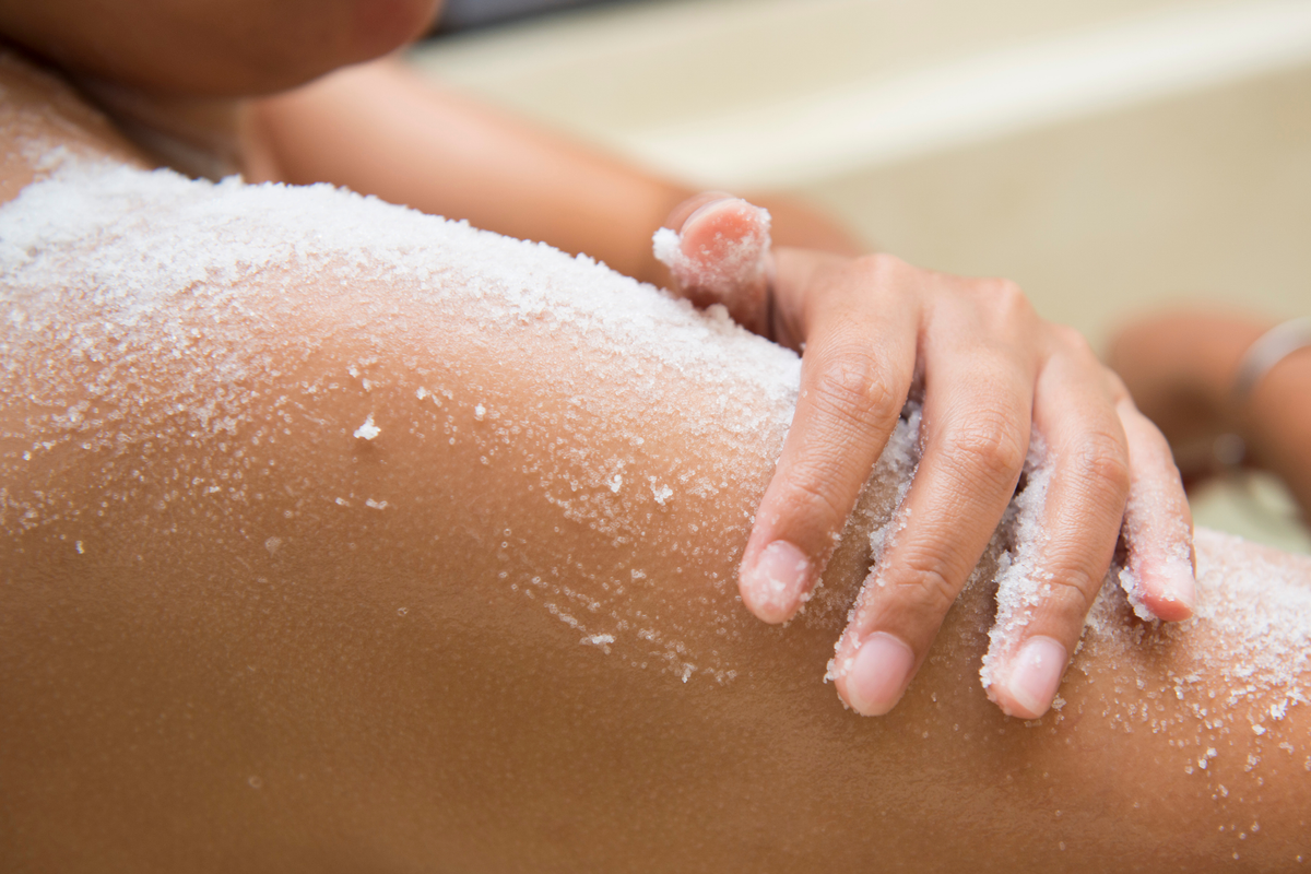 Quel gommage doux choisir pour peau sensible ?