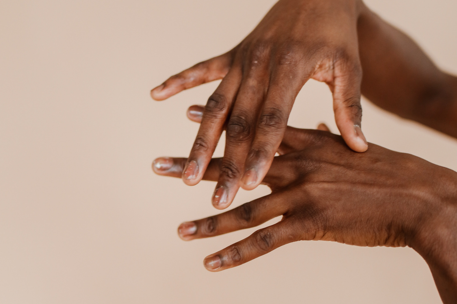 Deux mains d'une femme noire.