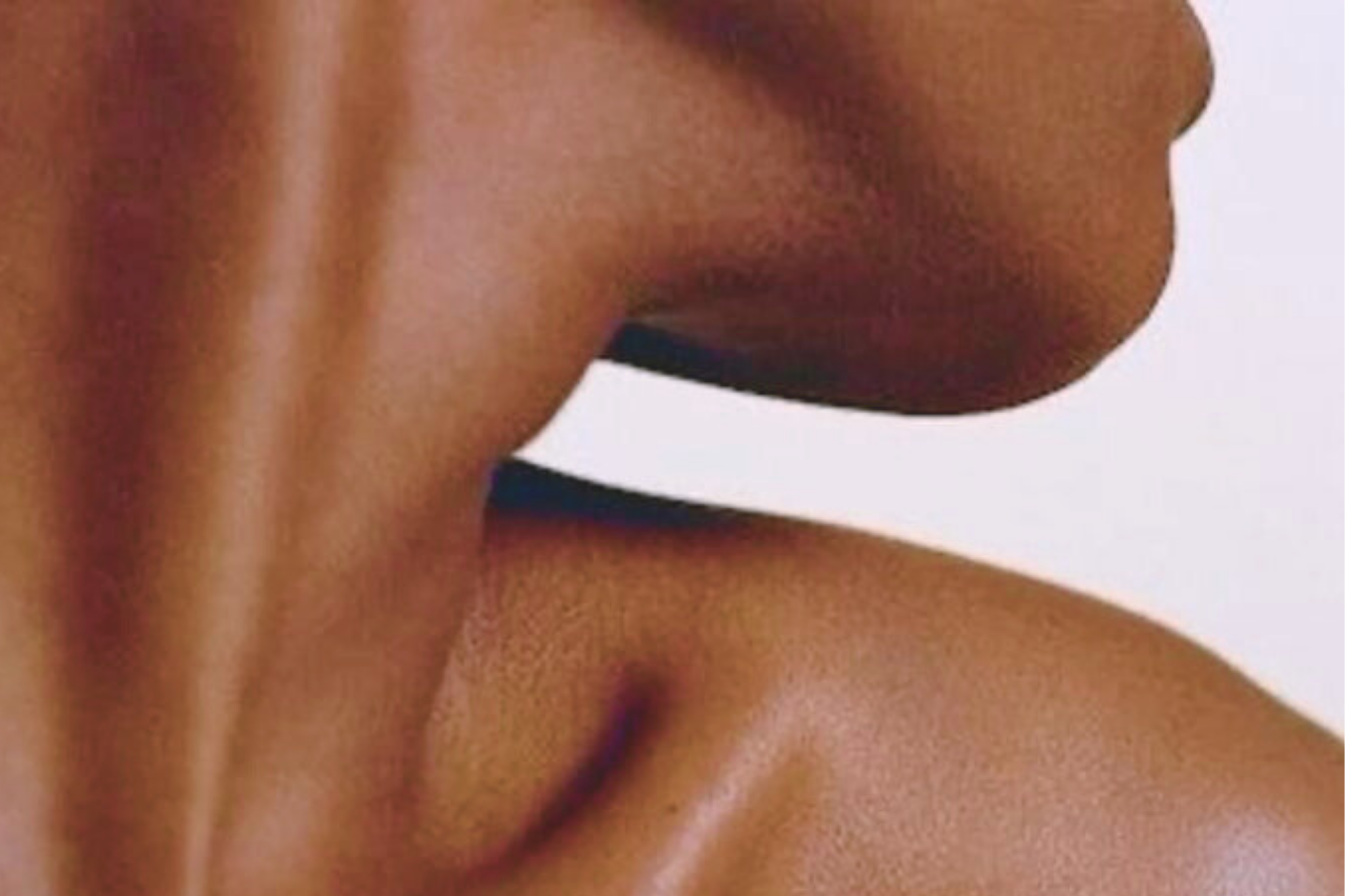 Le cou d'une femme noire.