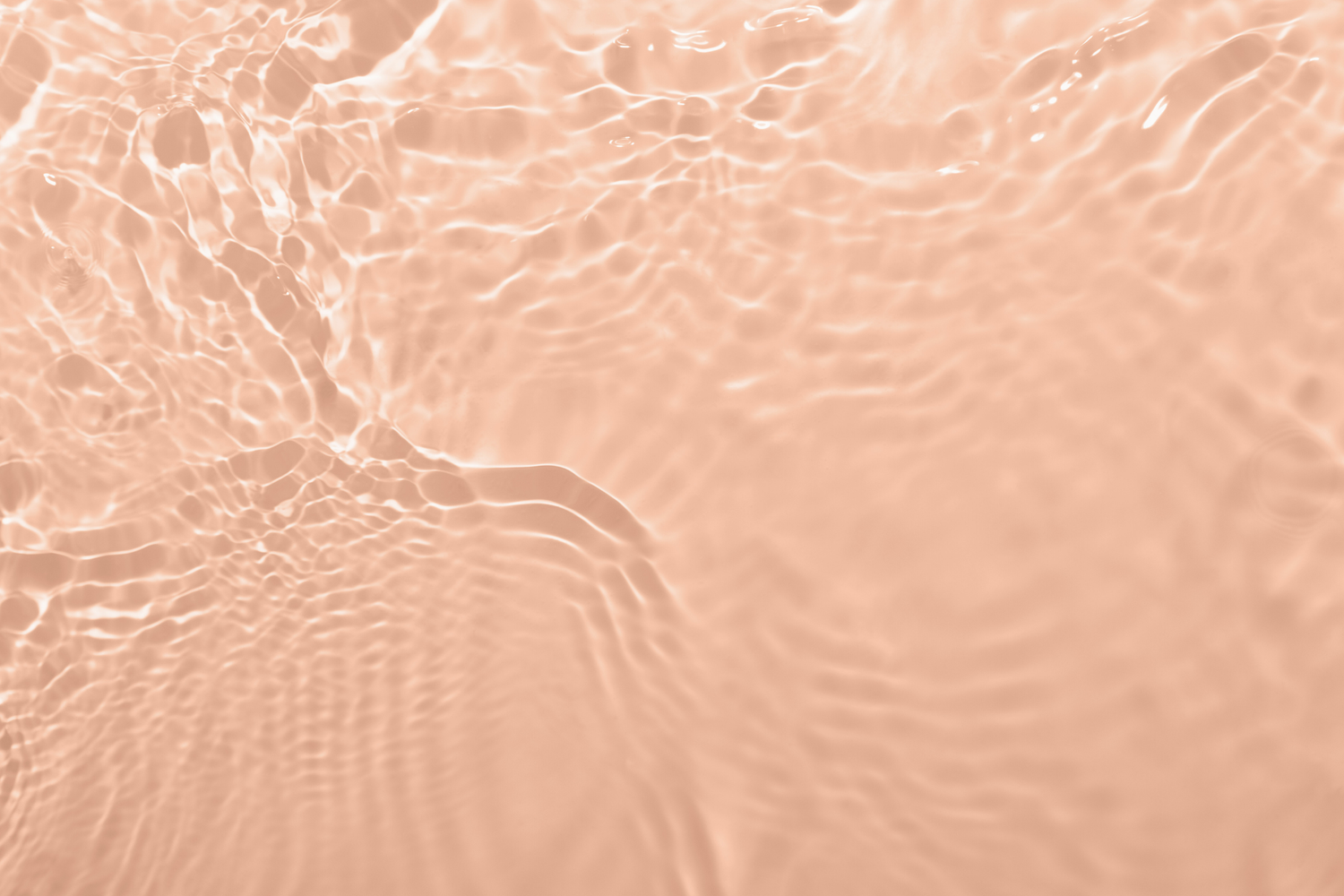 Bac à eau avec fond rose pâle.