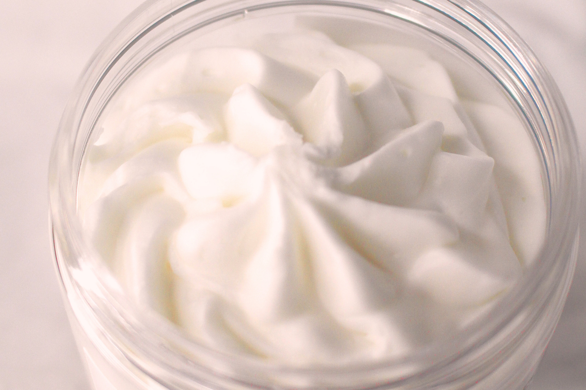 Chantilly de karité dans un pot en plastique.