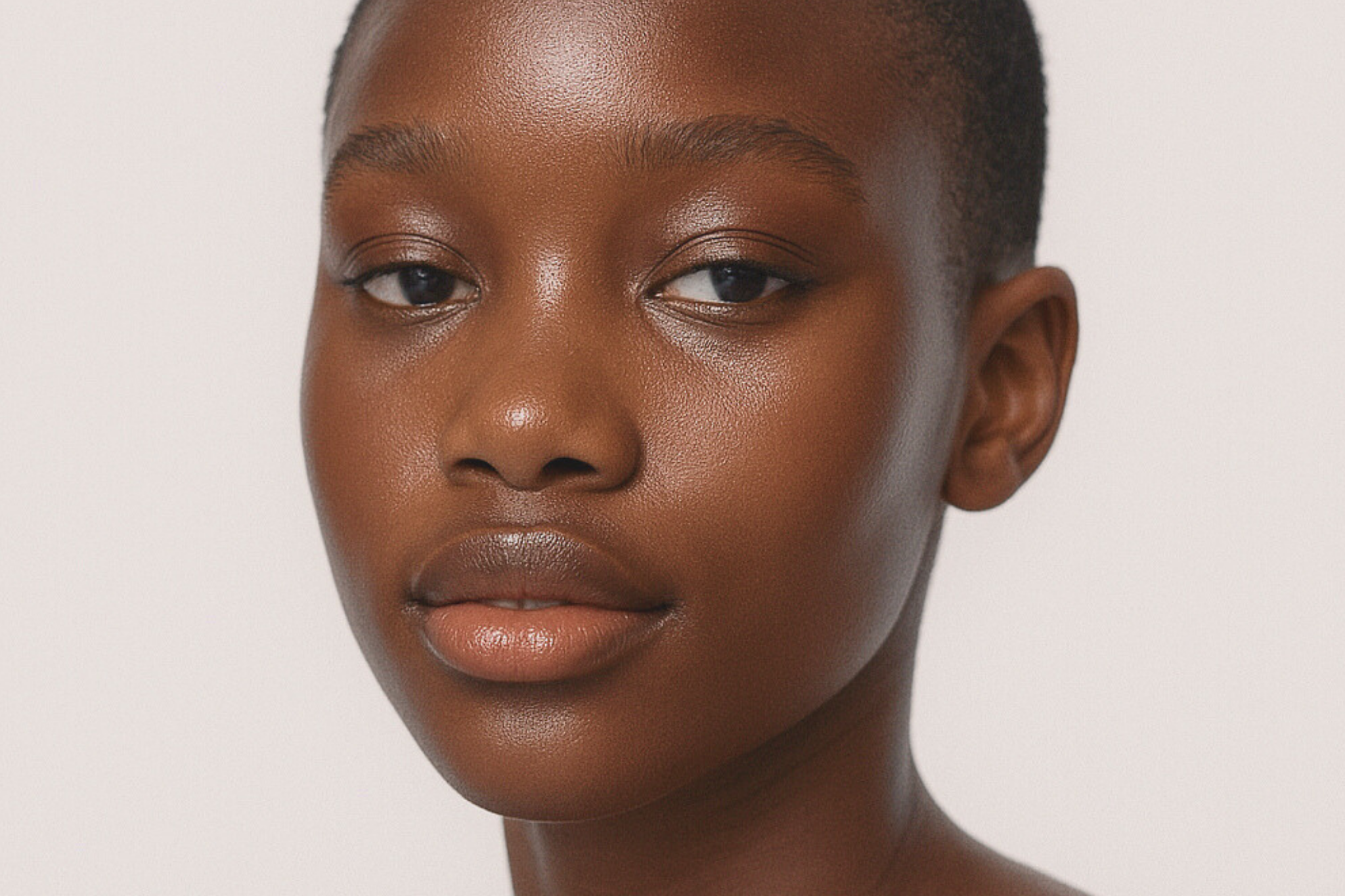 Une belle femme noire, aux cheveux courts, avec une peau sublime.