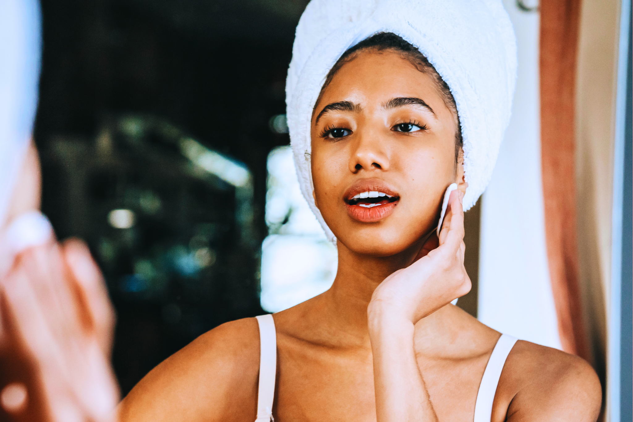 Nettoyage doux, hydratation et protection solaire pour apaiser la peau et prévenir l’acné.