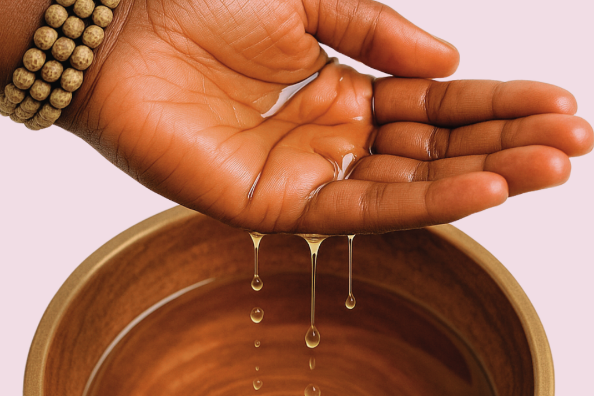 Huiles africaines sur la main d'une femme noire.