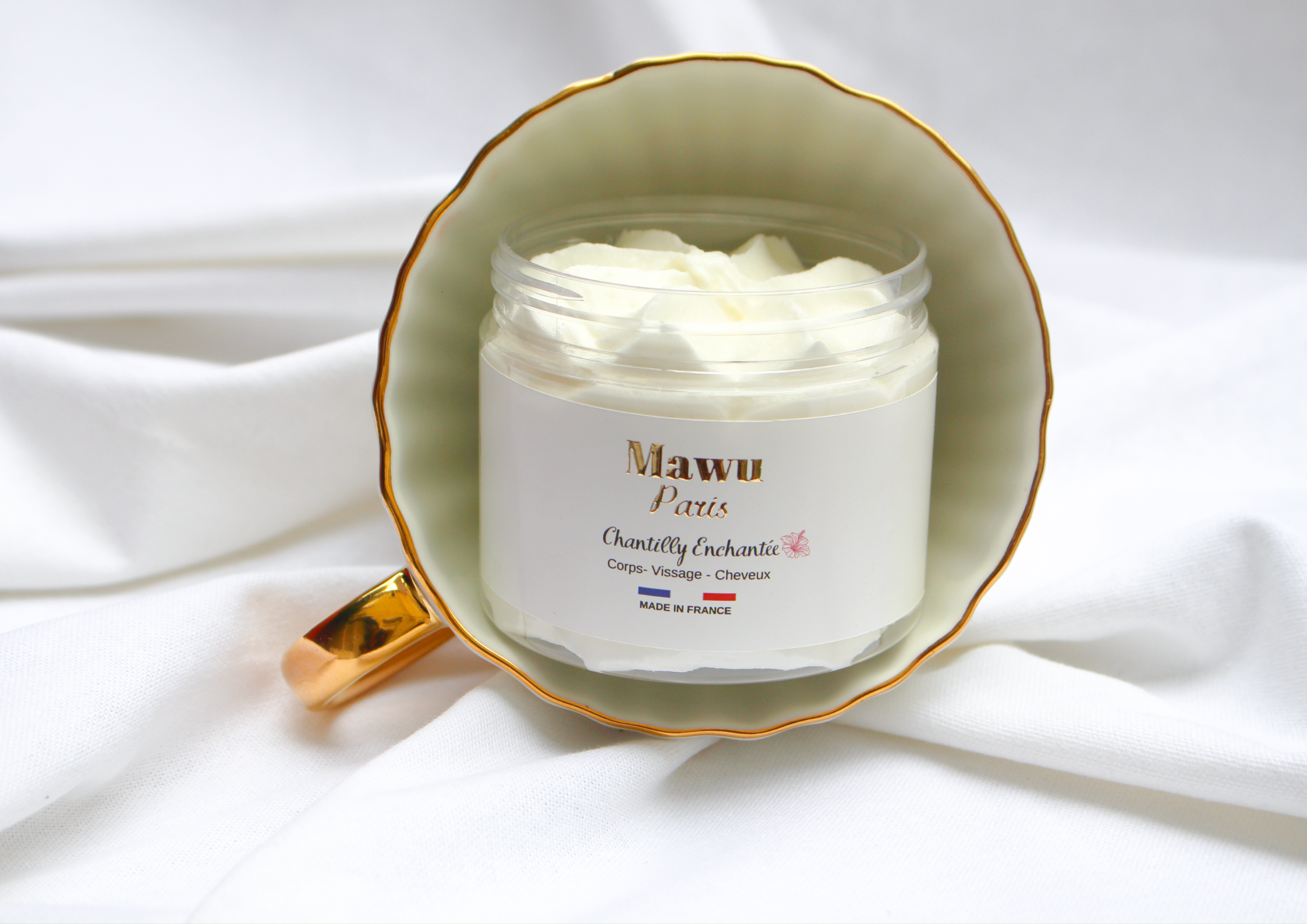 Formulations clean beauty et minimalistes : soins Mawu Paris aux ingrédients naturels et épurés, respectueux des peaux sensibles et des besoins essentiels.
