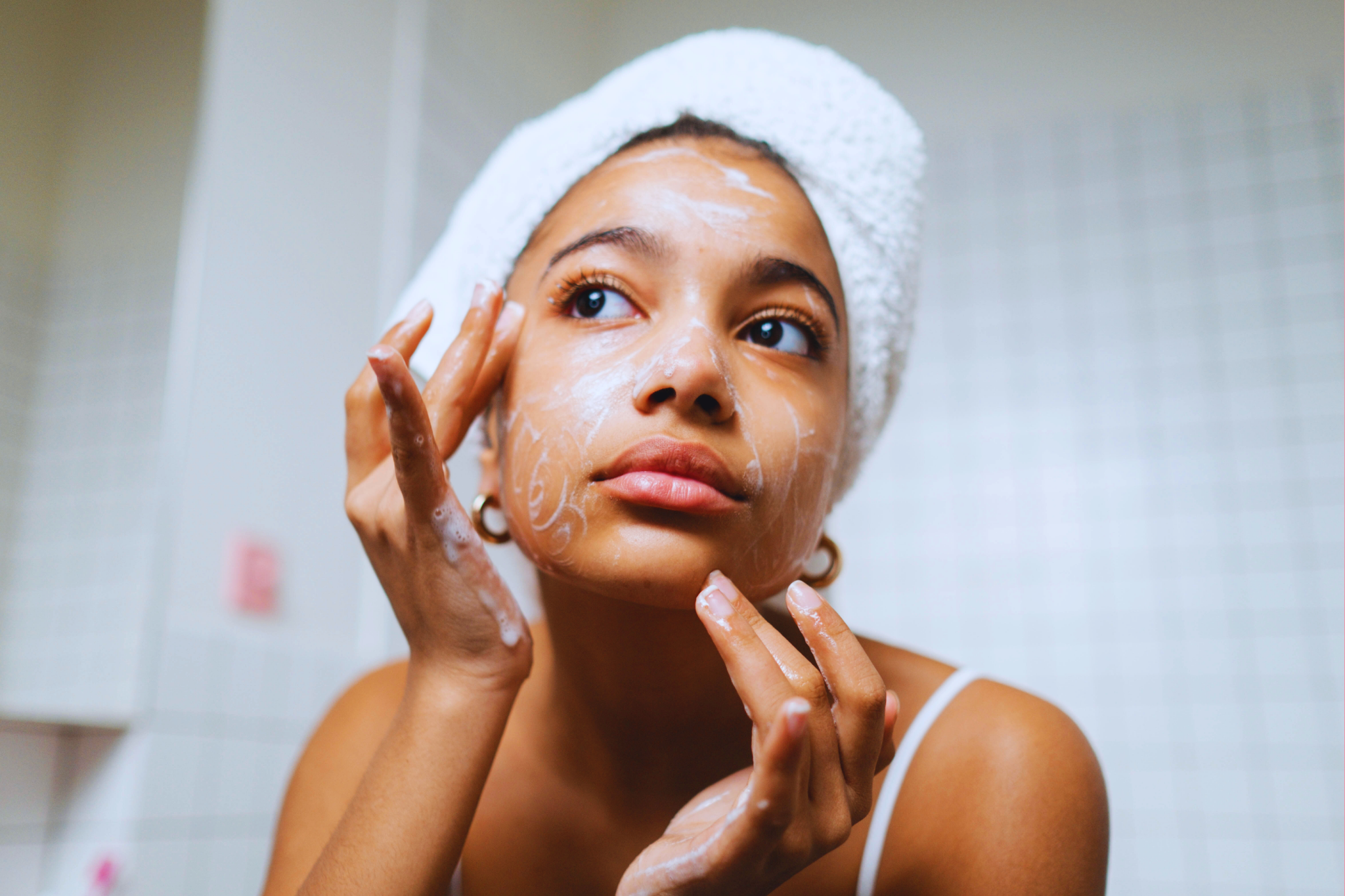 Adoptez l’huile nettoyante visage pour purifier votre peau et éliminer les impuretés sans l’agresser.