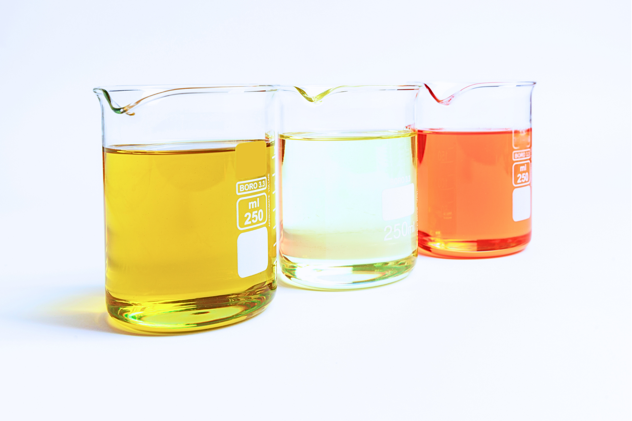 Évitez de trop nettoyer votre peau ou de percer vos boutons pour limiter l’inflammation.