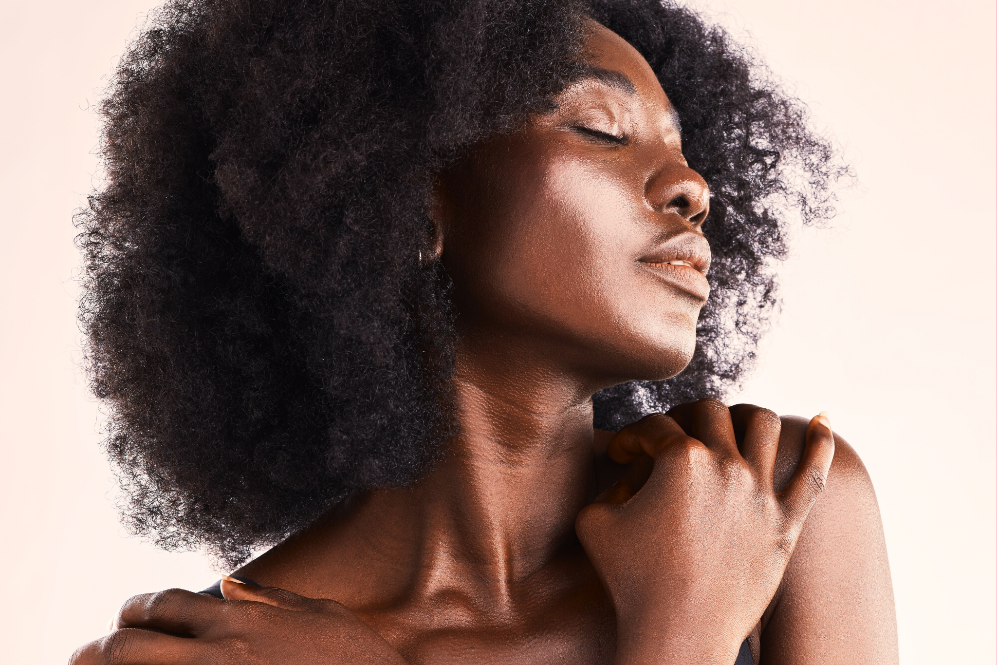 Découvrez les besoins spécifiques des peaux noires, foncées et mates. Hydratation, éclat, uniformité du teint : adoptez des soins visage adaptés pour sublimer votre carnation.