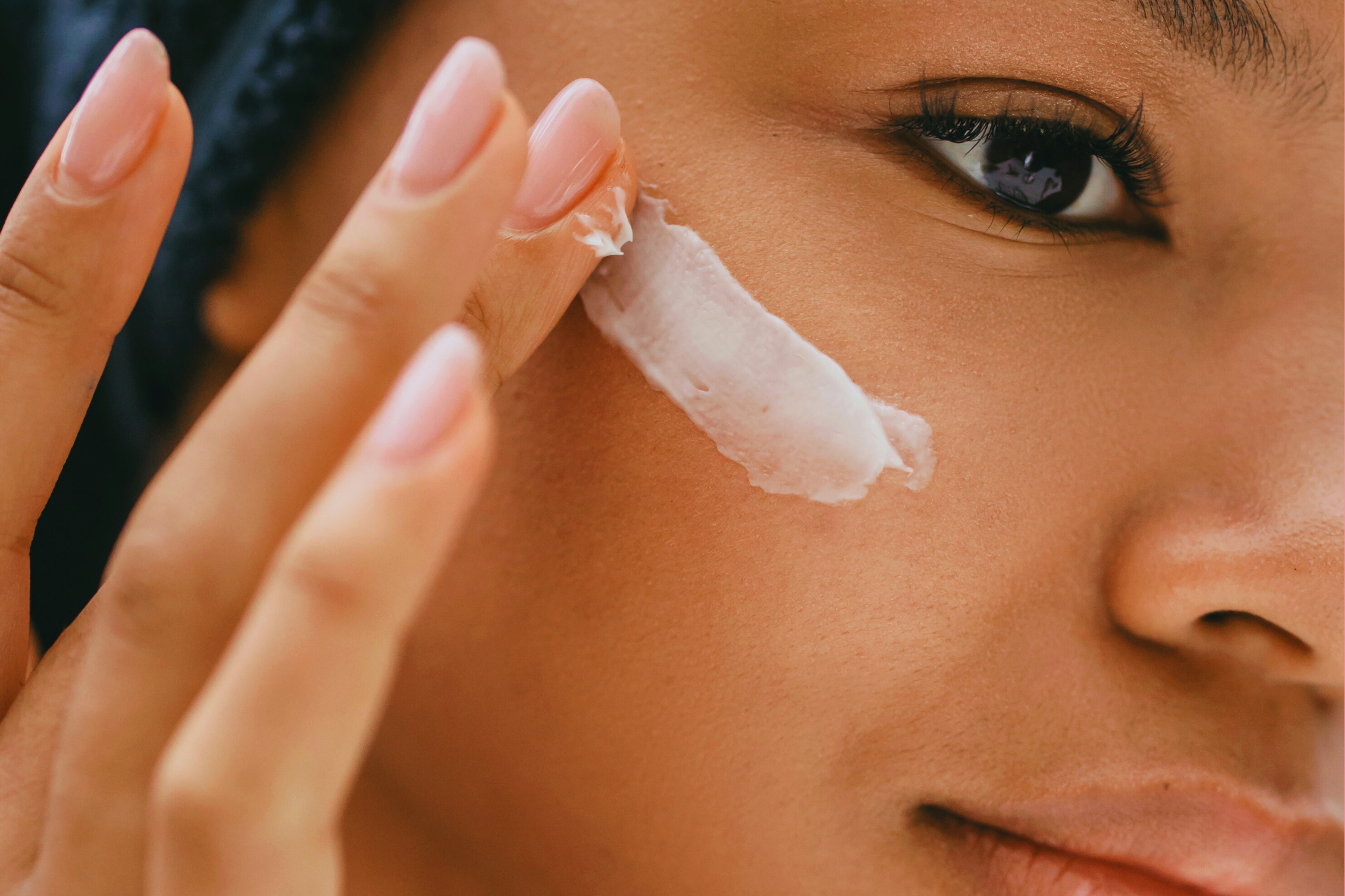 Application de la protection solaire pour protéger la peau en journée.