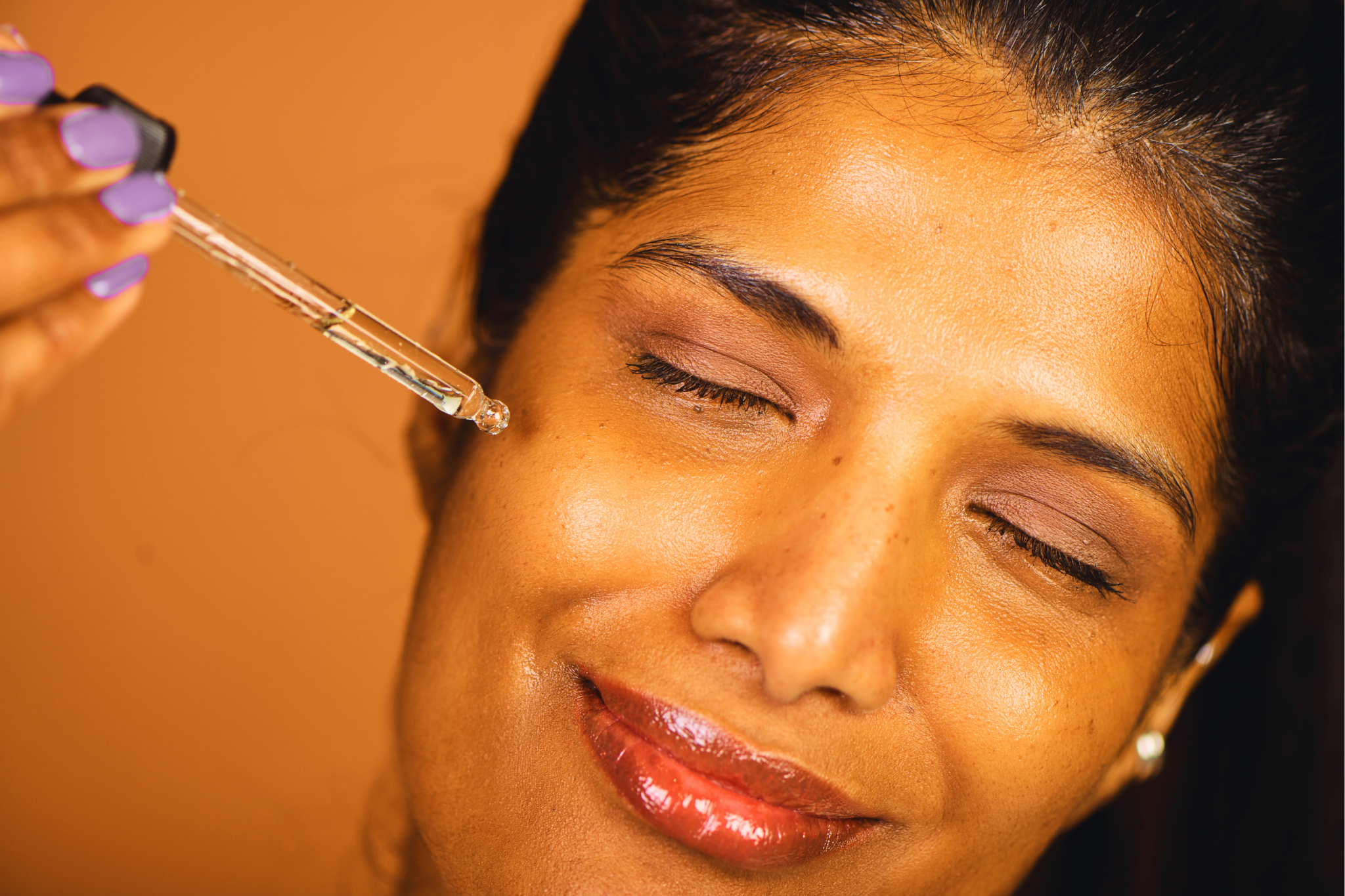 Application d’un sérum ciblé et de patchs pour traiter les imperfections.